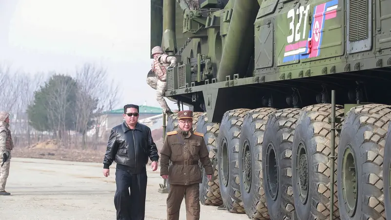 كوريا الشمالية تختبر صاروخي كروز بعيدي المدى بإشراف كيم